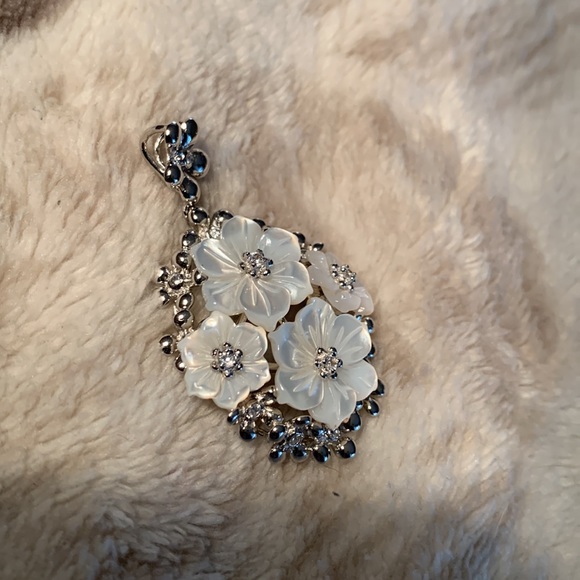Sterling silver, cz and mother of pearl flower pendant - Picture 3 of 6
